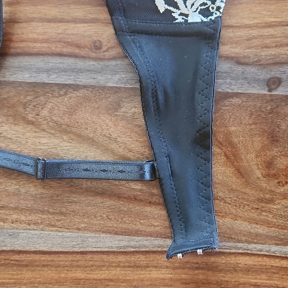 Lacey Black Bra, Q.T. Ladies Size 32B, Sexy, Pretty, Great Condition - Picture 3 of 9